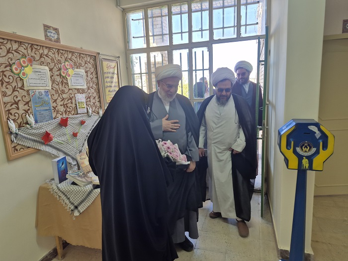 نماینده ولی‌فقیه در کردستان از کتابخانه عمومی شهید مومنی شهر سریش‌آباد بازدید کرد