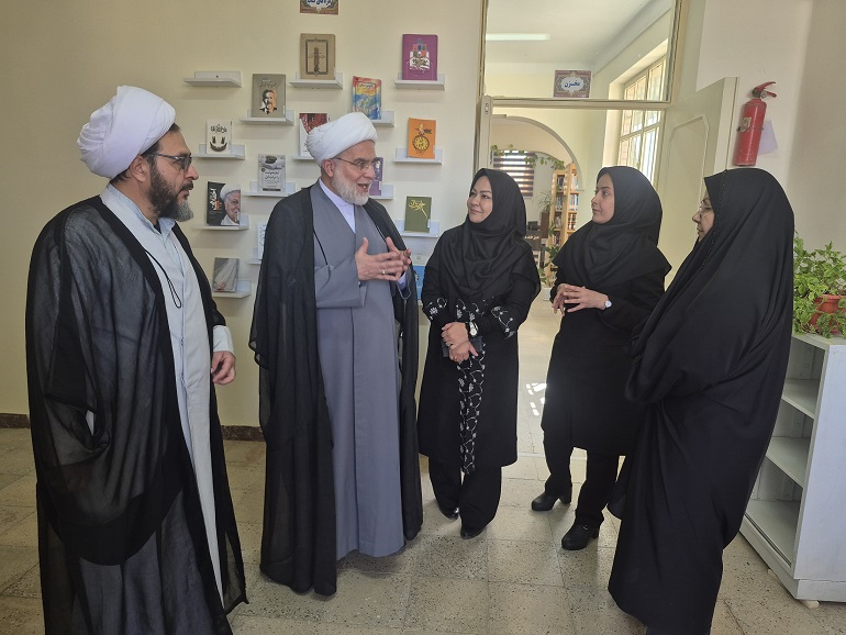 نماینده ولی‌فقیه در کردستان از کتابخانه عمومی شهید مومنی شهر سریش‌آباد بازدید کرد