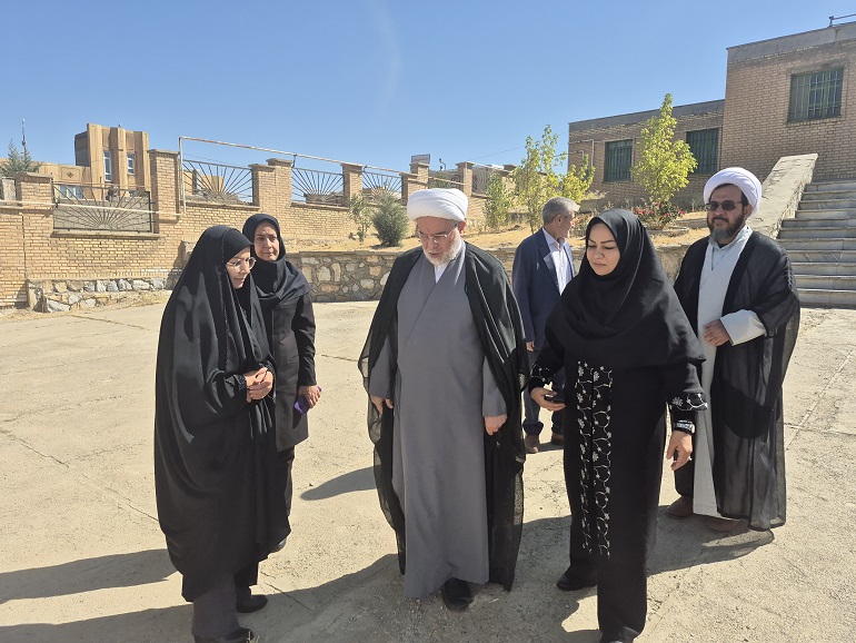 نماینده ولی‌فقیه در کردستان از کتابخانه عمومی شهید مومنی شهر سریش‌آباد بازدید کرد