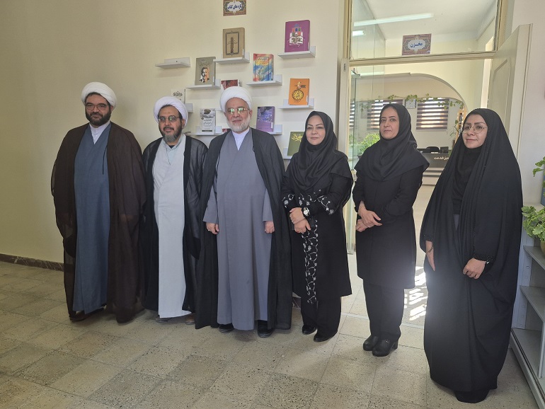 نماینده ولی‌فقیه در کردستان از کتابخانه عمومی شهید مومنی شهر سریش‌آباد بازدید کرد