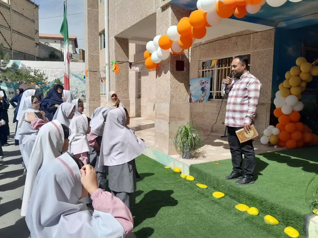 حضور کتابخانه سیار شهرستان دماوند در مدرسه مهر امام رضا(ع)