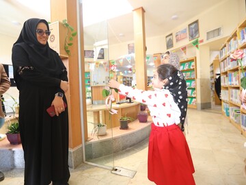 بازدید از کتابخانه عمومی آذریزدی