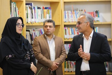 بازدید از کتابخانه عمومی آذریزدی