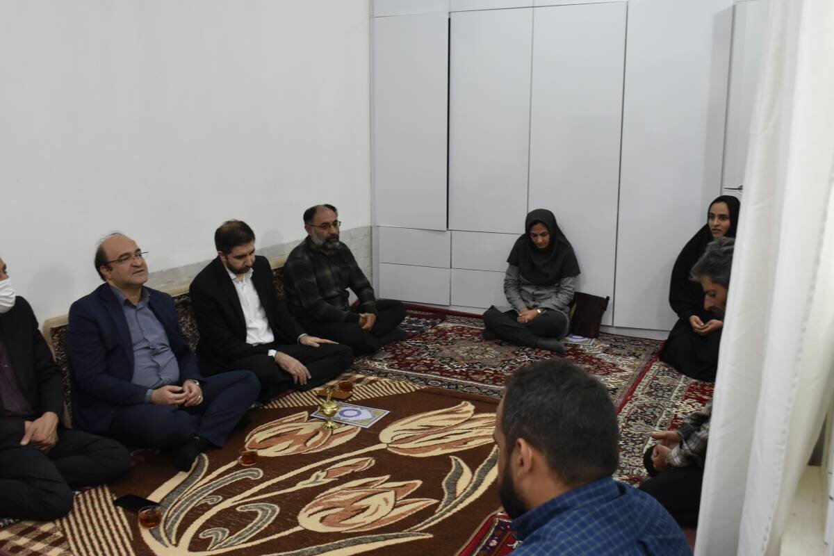 مدیرکل کتابخانههای عمومی آذربایجان شرقی با خانواده شهدای ۶ و ۷ ساله تهاجم رژیم صهیونیستی دیدار کرد