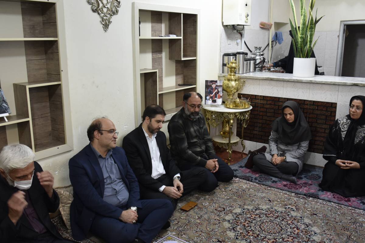 مدیرکل کتابخانههای عمومی آذربایجان شرقی با خانواده شهدای ۶ و ۷ ساله تهاجم رژیم صهیونیستی دیدار کرد