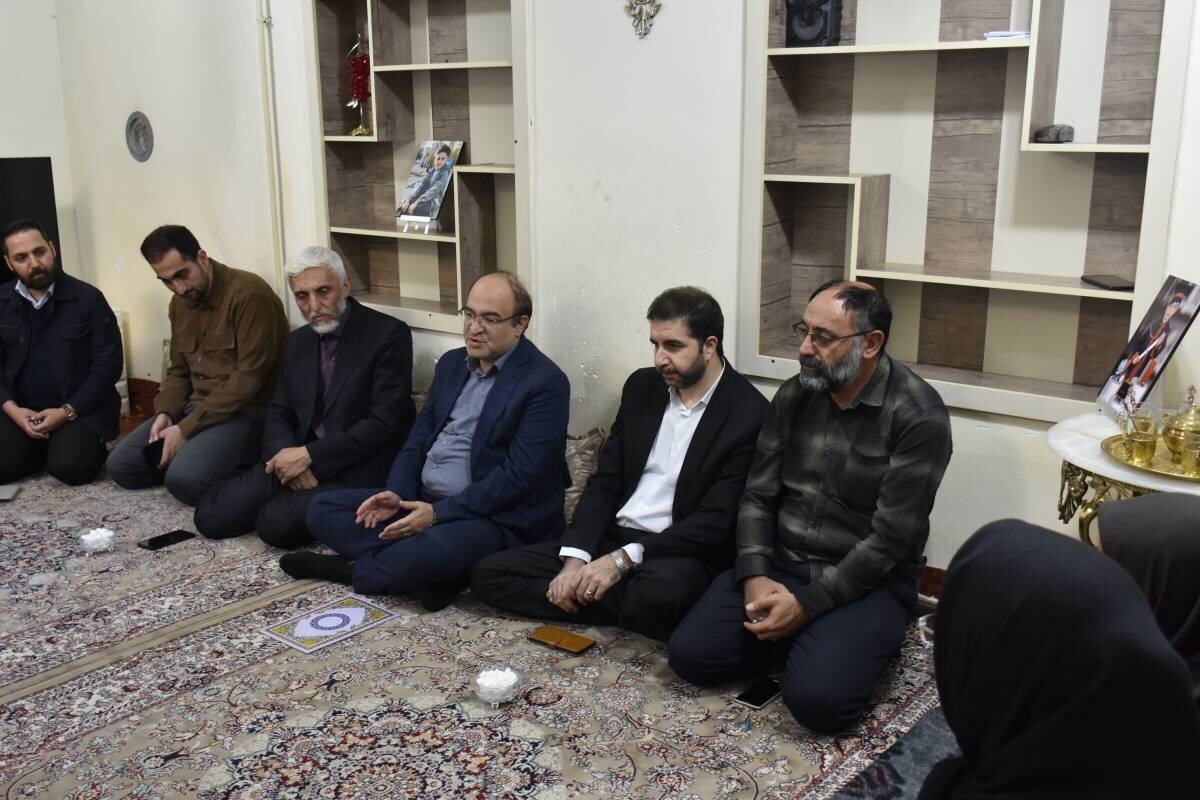 مدیرکل کتابخانههای عمومی آذربایجان شرقی با خانواده شهدای ۶ و ۷ ساله تهاجم رژیم صهیونیستی دیدار کرد