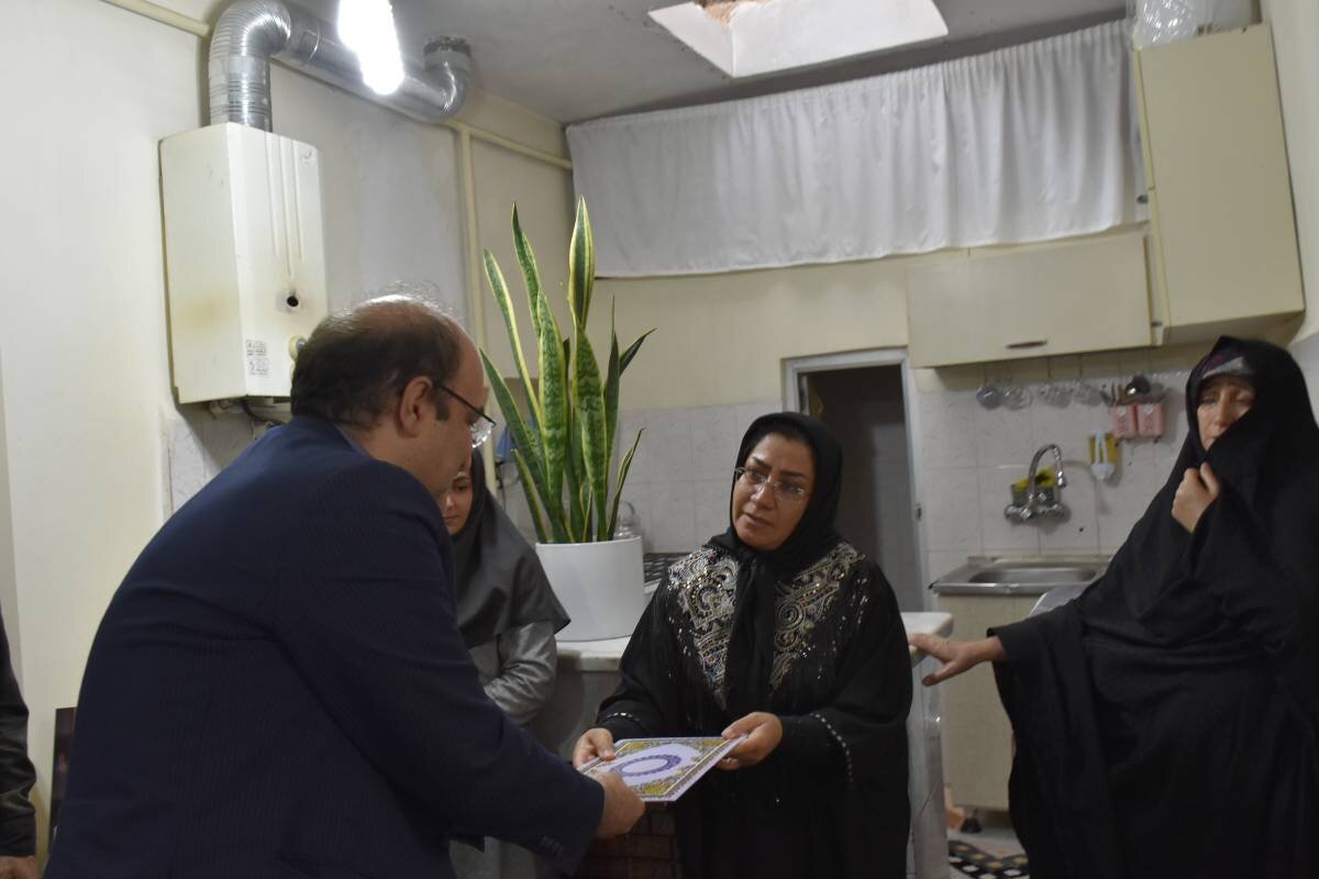 مدیرکل کتابخانه‌های عمومی آذربایجان شرقی با خانواده شهدای ۶ و ۷ ساله تهاجم رژیم صهیونیستی دیدار کرد