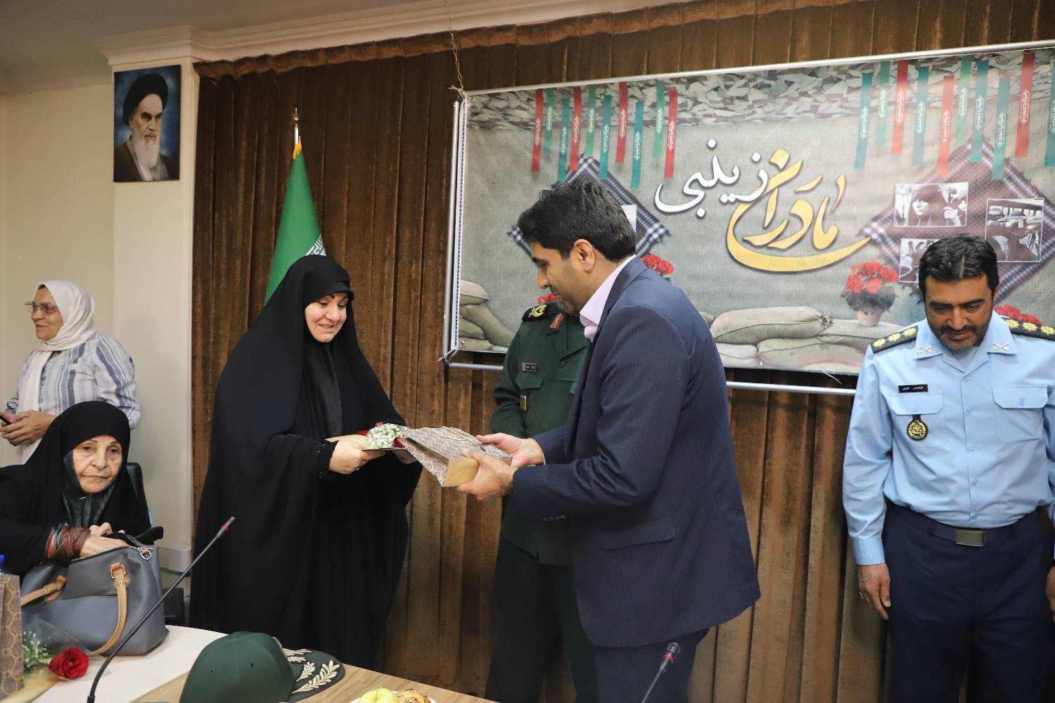 «مادران زینبی» در کتابخانه‌های عمومی همدان، یاد شهدا را زنده کردند