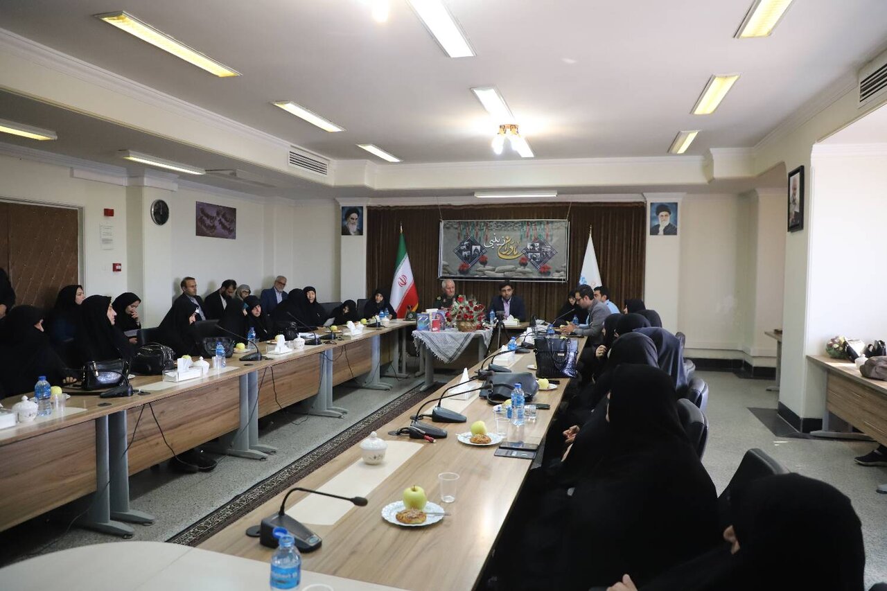 «مادران زینبی» در کتابخانه‌های عمومی همدان، یاد شهدا را زنده کردند