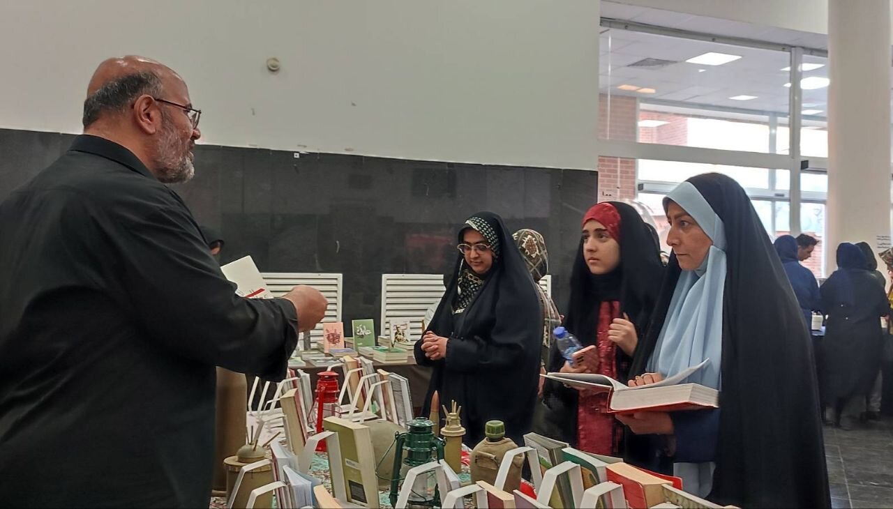 نمایشگاه موضوعی کتاب در حاشیه رویداد «بانوی مبارز» برپا شد