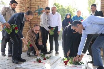 برگزاری آئین گل افشانی و غبارروبی مزار شهدای گمنام با حضور سرپرست اداره‌کل کتابخانه‌های عمومی خراسان رضوی