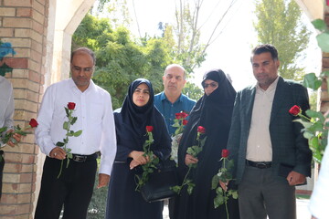 برگزاری آئین گل افشانی و غبارروبی مزار شهدای گمنام با حضور سرپرست اداره‌کل کتابخانه‌های عمومی خراسان رضوی