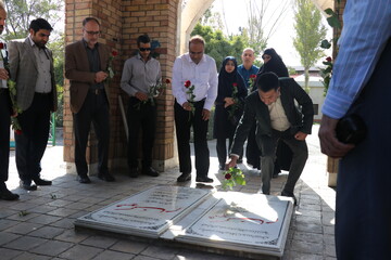 برگزاری آئین گل افشانی و غبارروبی مزار شهدای گمنام با حضور سرپرست اداره‌کل کتابخانه‌های عمومی خراسان رضوی