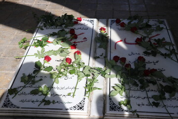 برگزاری آئین گل افشانی و غبارروبی مزار شهدای گمنام با حضور سرپرست اداره‌کل کتابخانه‌های عمومی خراسان رضوی