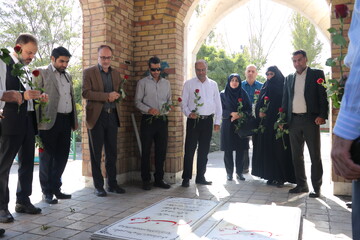 برگزاری آئین گل افشانی و غبارروبی مزار شهدای گمنام با حضور سرپرست اداره‌کل کتابخانه‌های عمومی خراسان رضوی