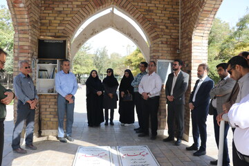 برگزاری آئین گل افشانی و غبارروبی مزار شهدای گمنام با حضور سرپرست اداره‌کل کتابخانه‌های عمومی خراسان رضوی