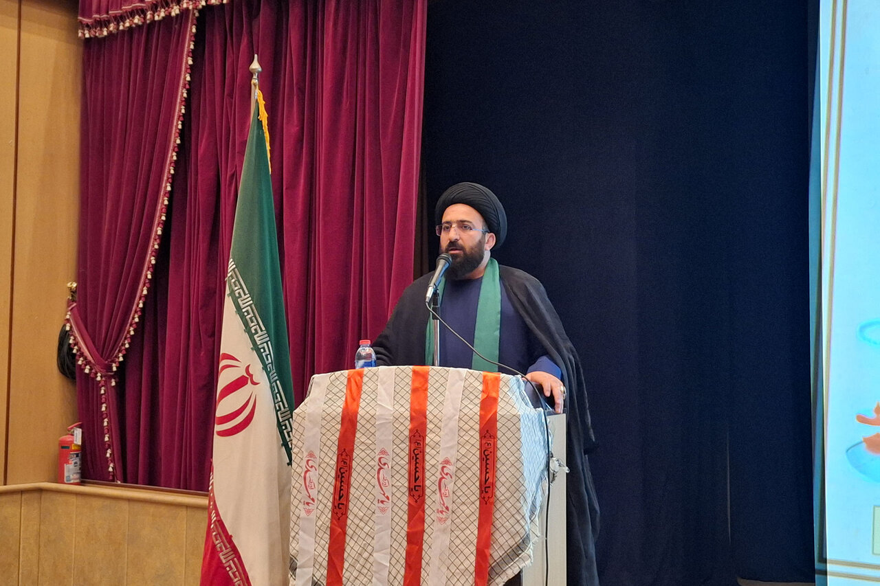 آیین رونمایی از کتاب «انوار ایثار» در آبدانان برگزار شد