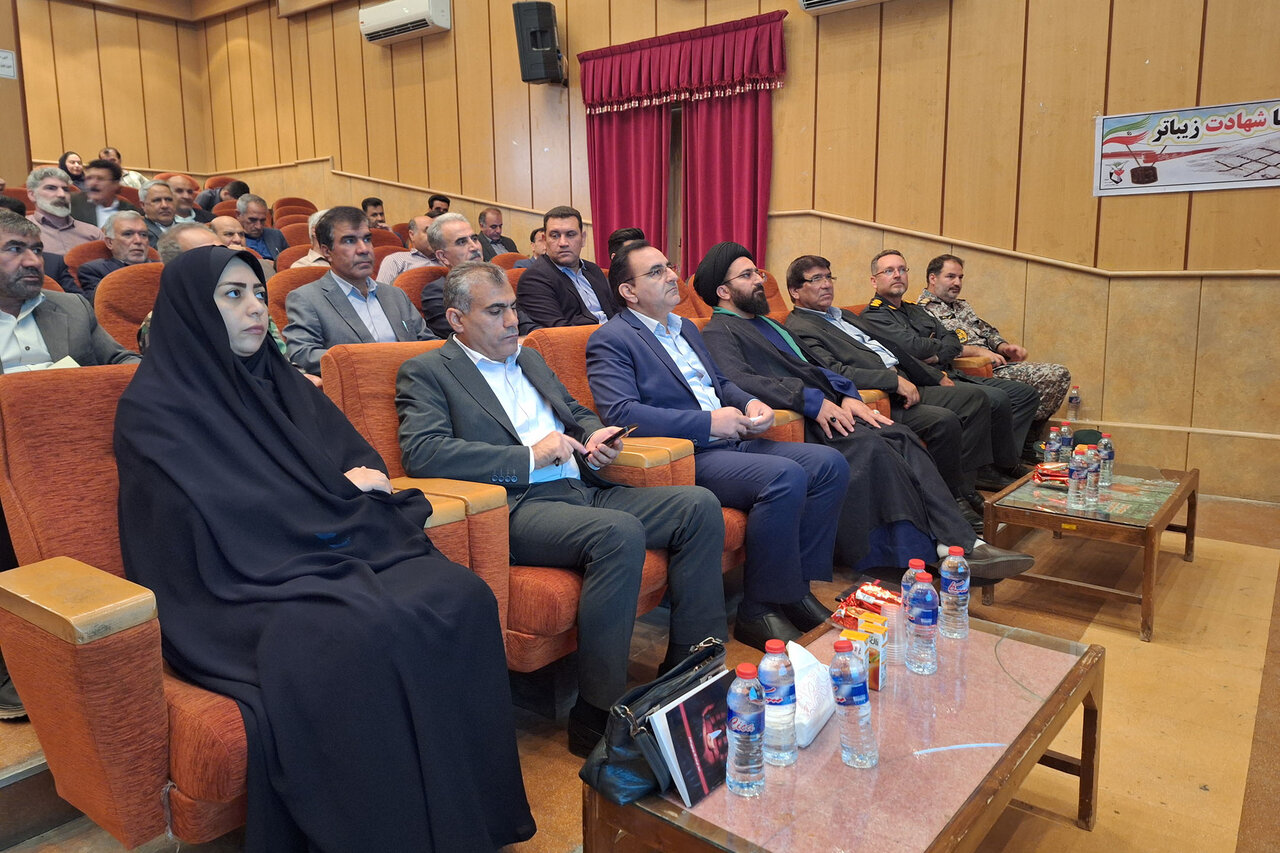 آیین رونمایی از کتاب «انوار ایثار» در آبدانان برگزار شد