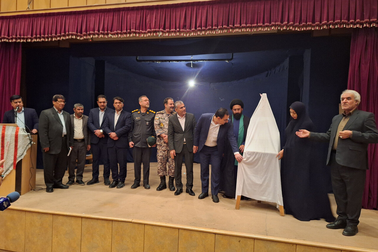 آیین رونمایی از کتاب «انوار ایثار» در آبدانان برگزار شد