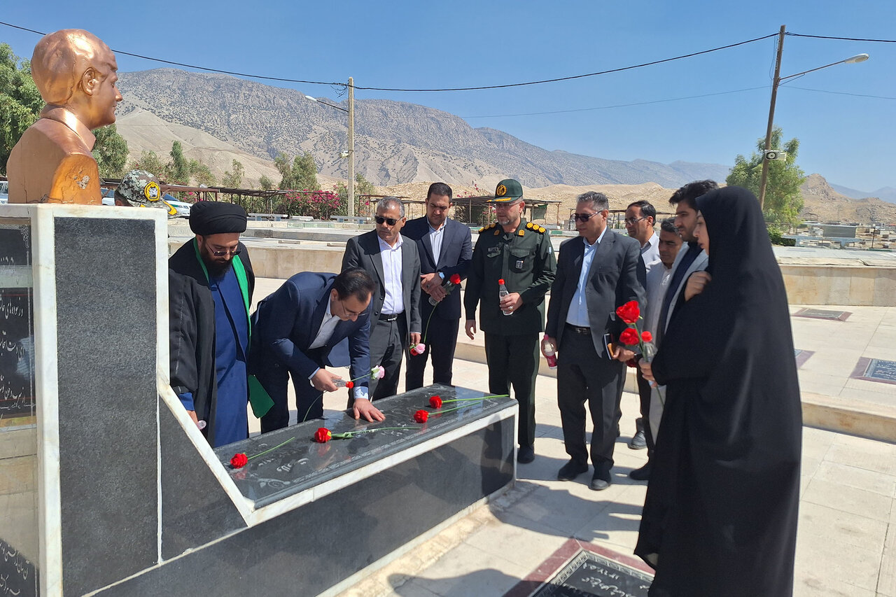 گرامیداشت هفته دفاع مقدس با حضور در مزار شهدای آبدانان