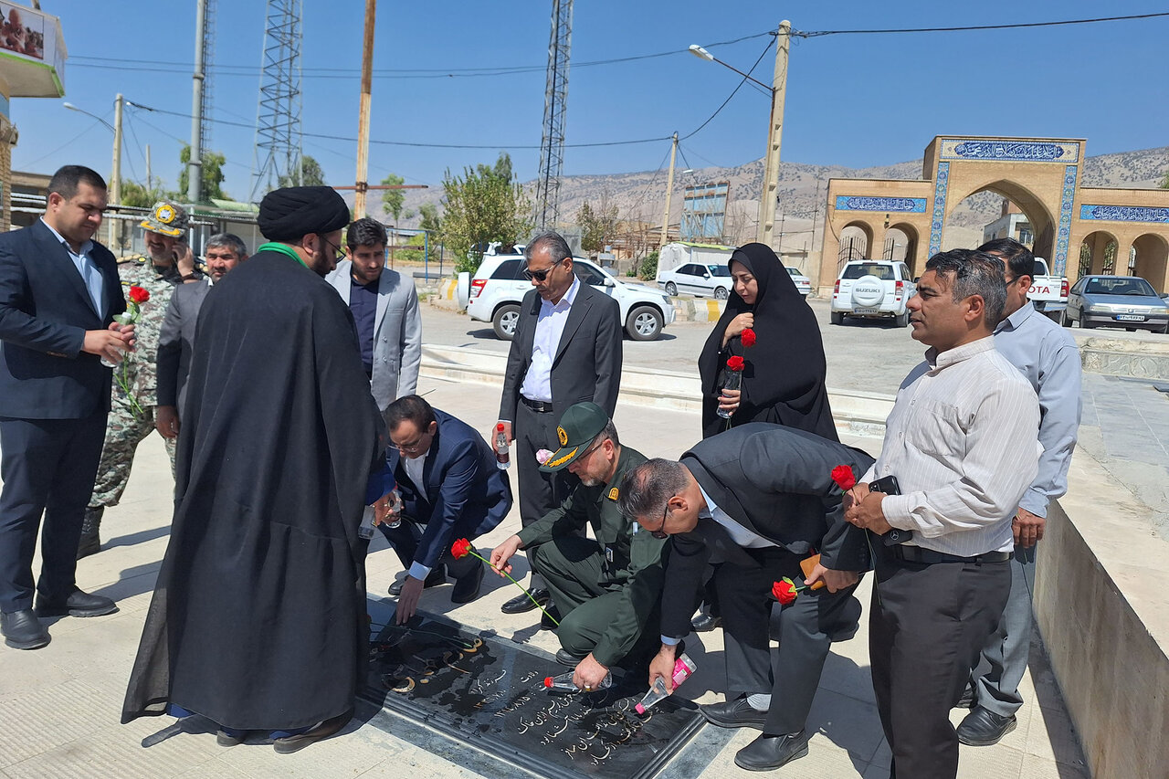 گرامیداشت هفته دفاع مقدس با حضور در مزار شهدای آبدانان