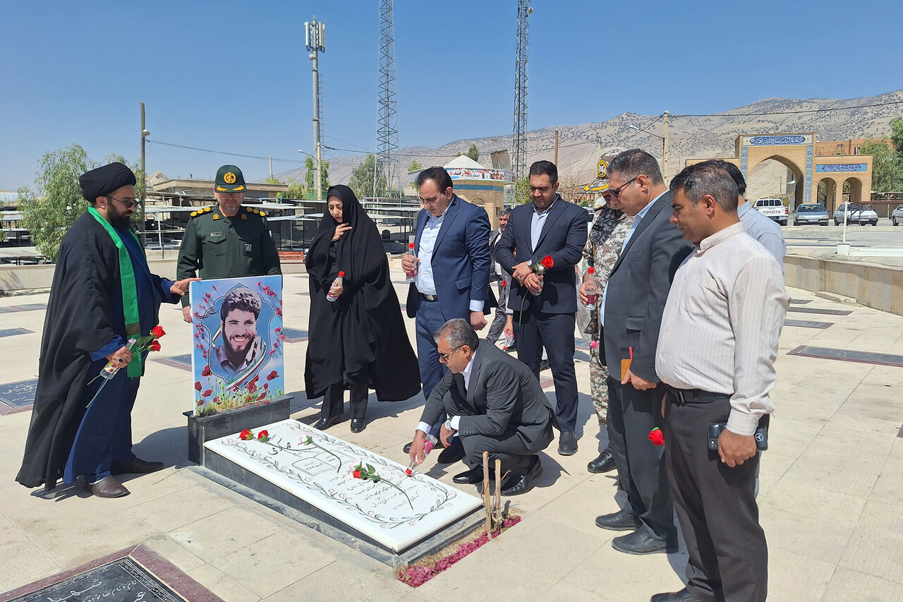 گرامیداشت هفته دفاع مقدس با حضور در مزار شهدای آبدانان