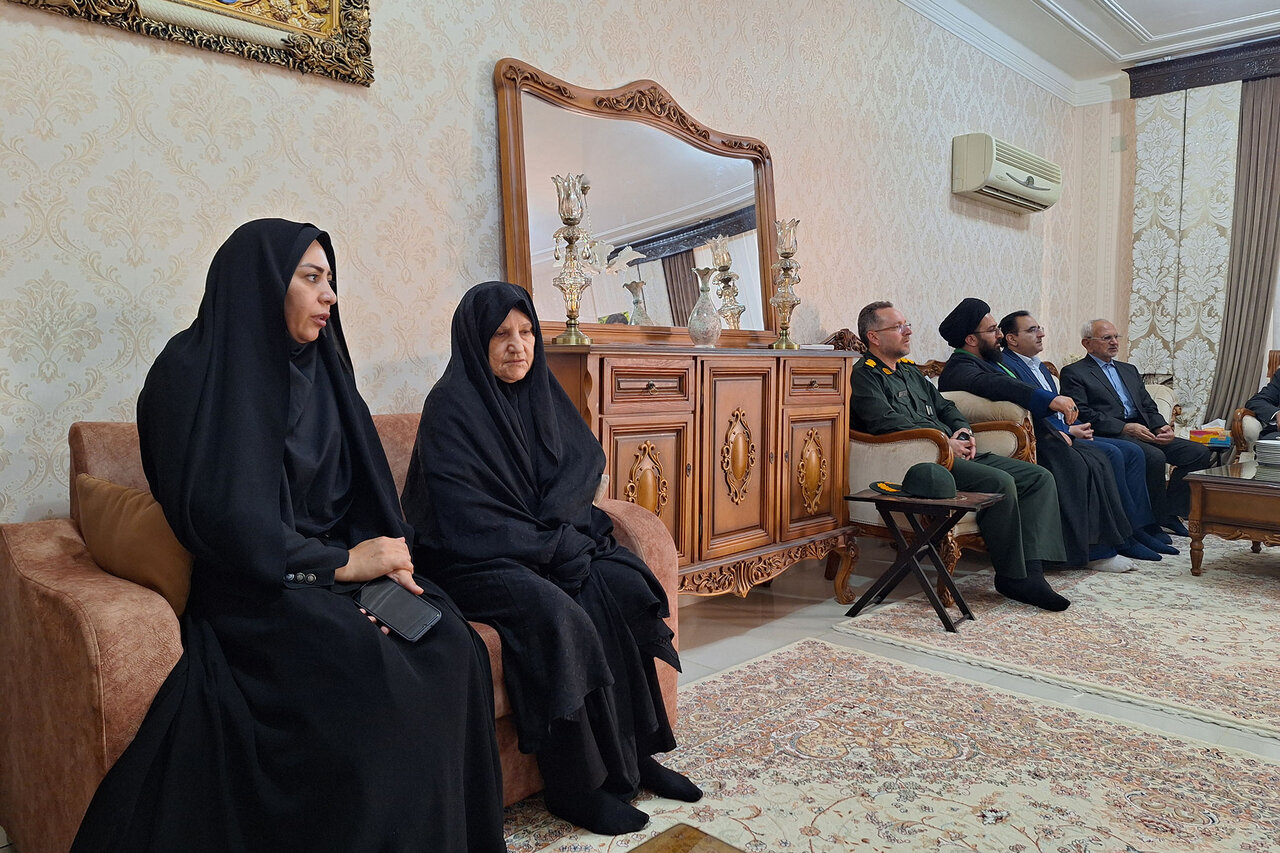 تجلیل از خانواده شهید دانشمند داریوش رضایی‌نژاد