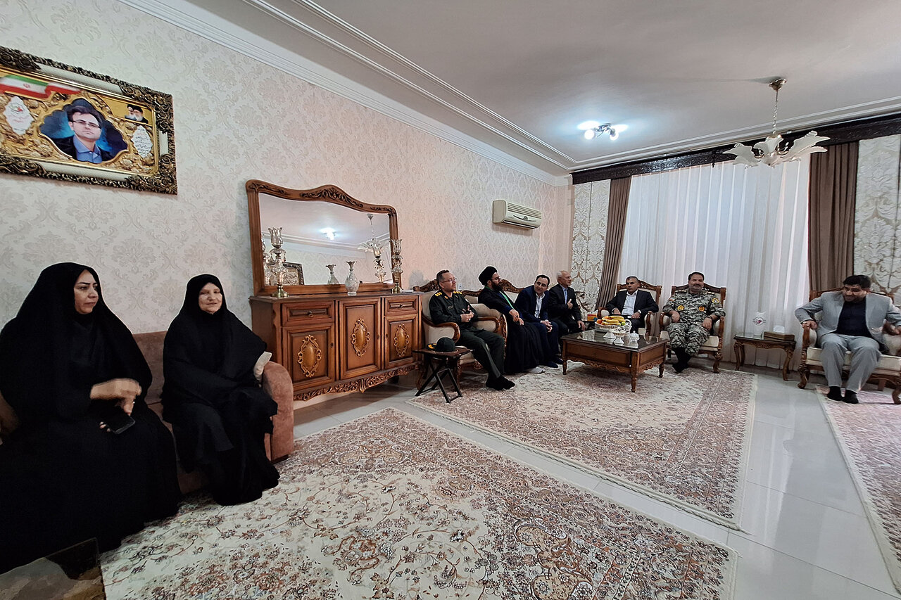 تجلیل از خانواده شهید دانشمند داریوش رضایی‌نژاد