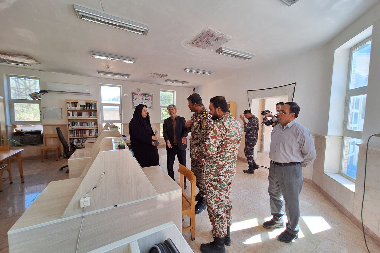 بازدید مدیرکل کتابخانههای عمومی استان ایلام از کتابخانه حضرت ولی عصر (ع)