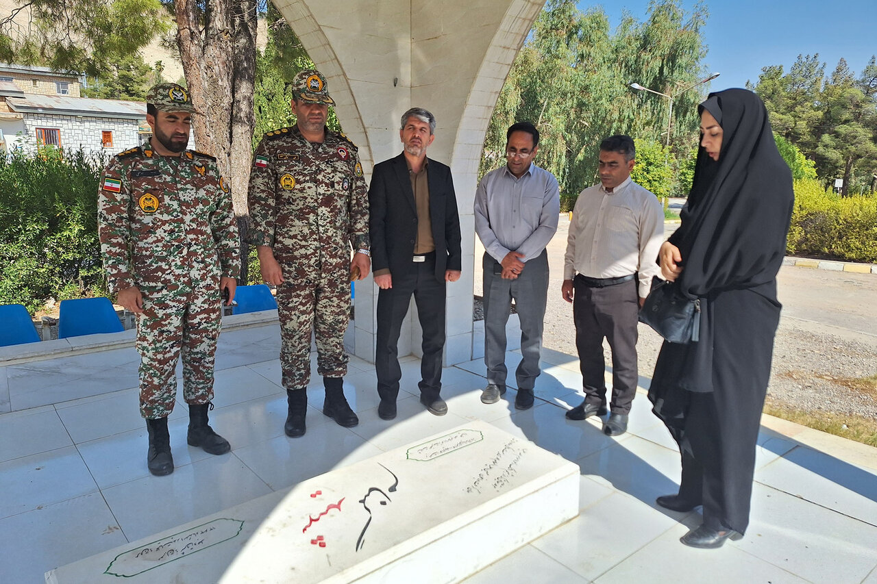 بازدید مدیرکل کتابخانههای عمومی استان ایلام از کتابخانه حضرت ولی عصر (ع)