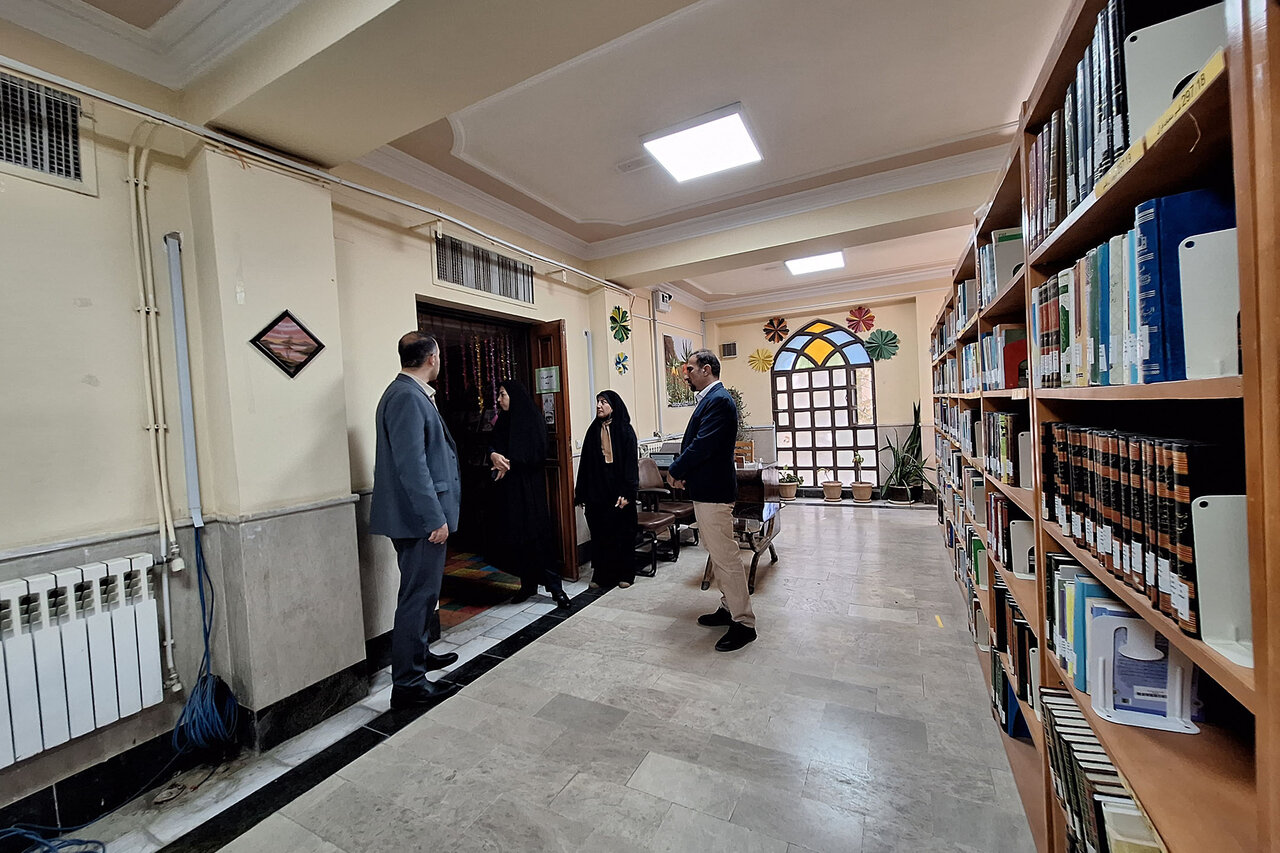بازدید مدیرکل کتابخانههای عمومی استان ایلام از کتابخانه آیتالله حیدری ایلامی