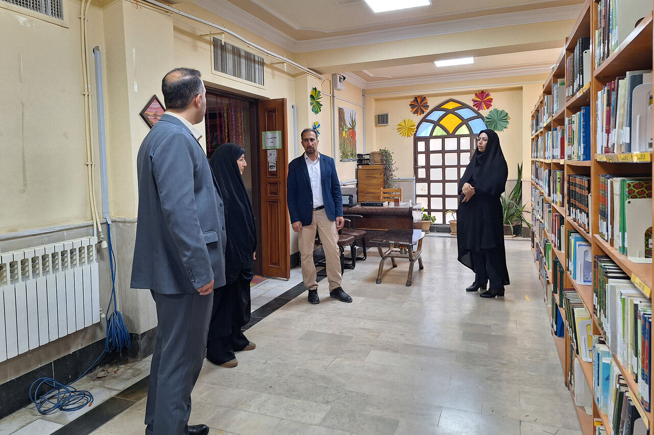 بازدید مدیرکل کتابخانه‌های عمومی استان ایلام از کتابخانه آیت‌الله حیدری ایلامی