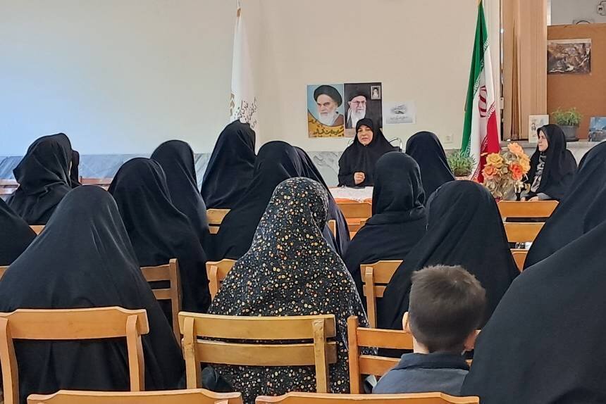 از مادر شهید محمدجواد ناصری تجلیل شد