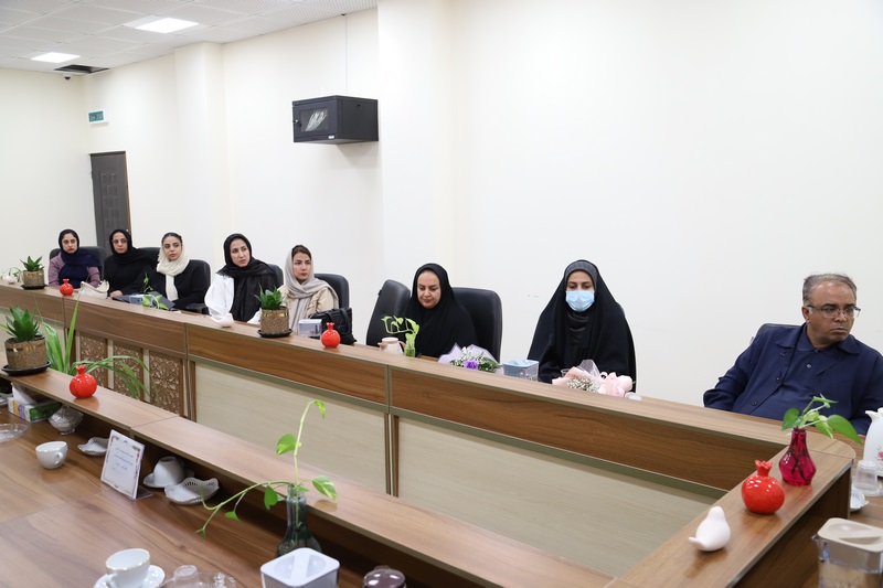 نشست نقد و بررسی کتاب «آ بیبی» در کتابخانه عمومی خلیج فارس بوشهر برگزار شد