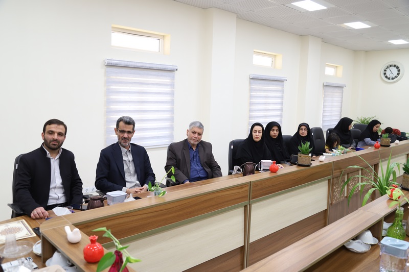 نشست نقد و بررسی کتاب «آ بیبی» در کتابخانه عمومی خلیج فارس بوشهر برگزار شد