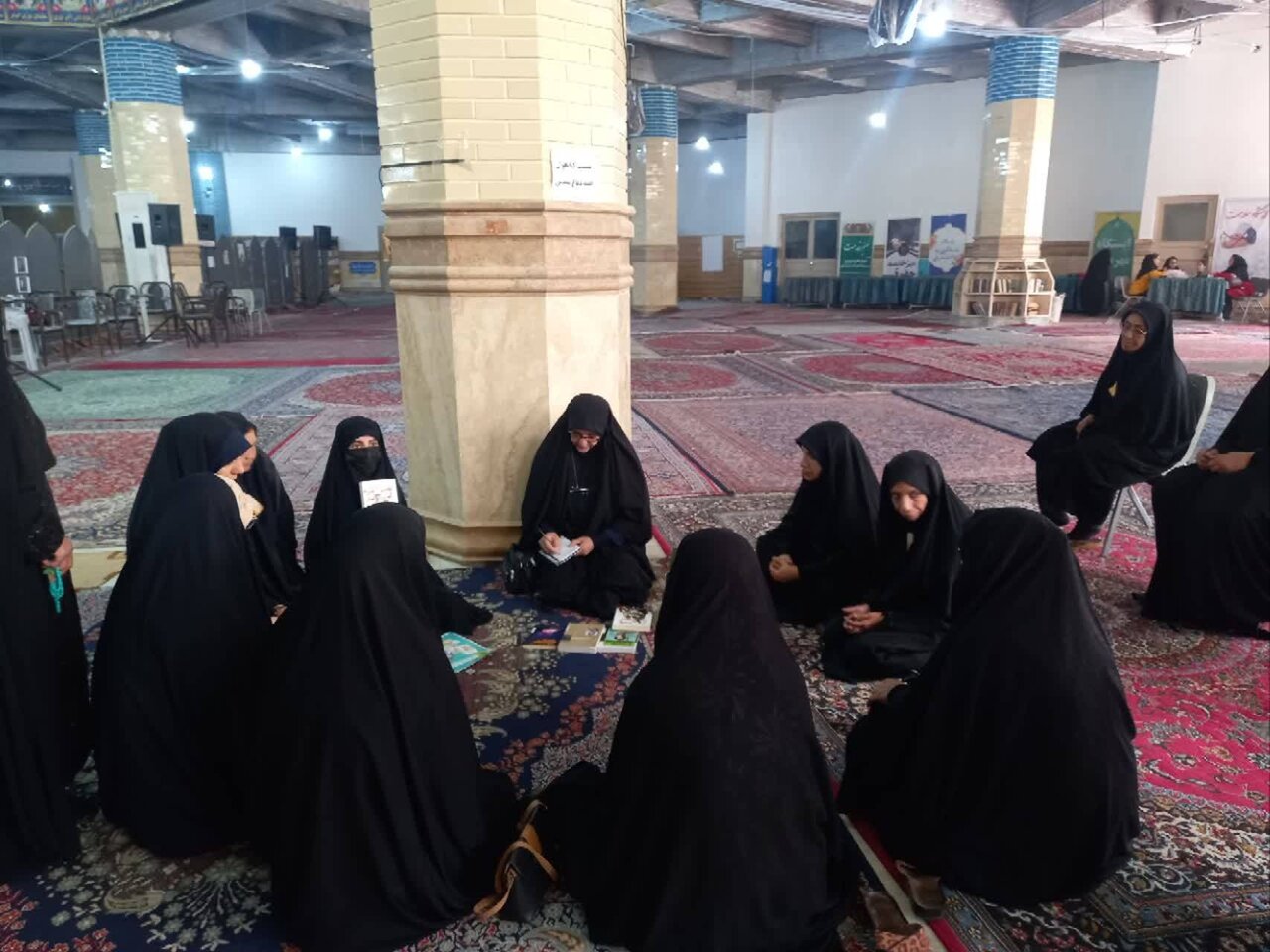 دیدار با خانواده شهدا تا نشستهای تخصصی نقد و بررسی کتاب در هفته دفاع مقدس