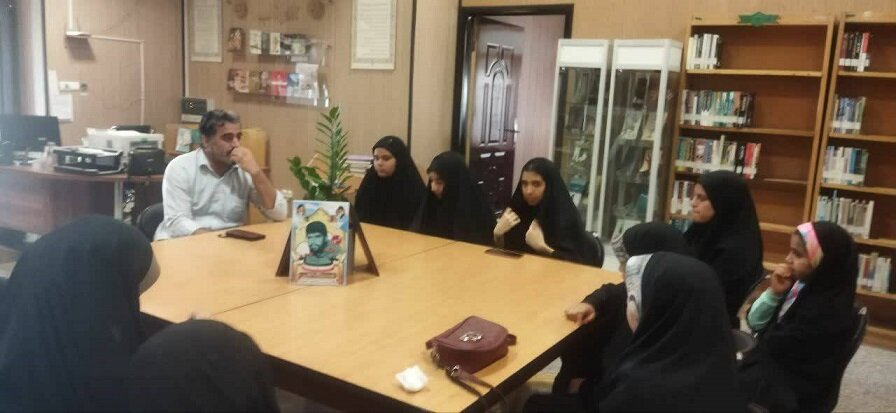 دیدار با خانواده شهدا تا نشست‌های تخصصی نقد و بررسی کتاب در هفته دفاع مقدس