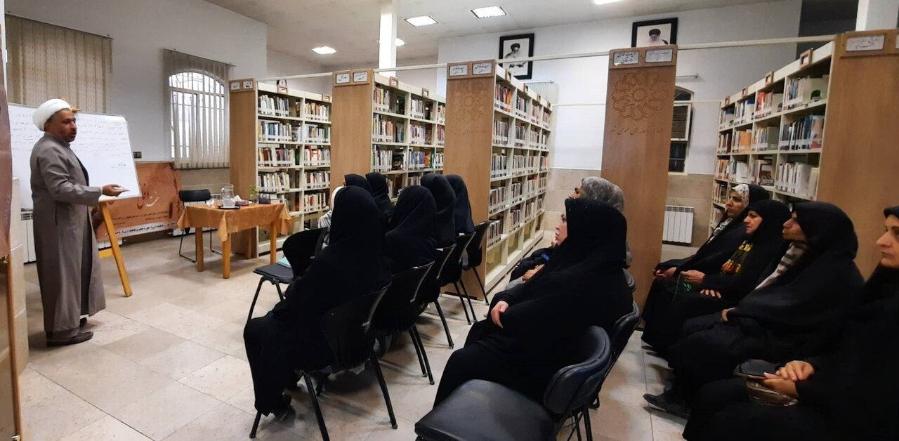 دیدار با خانواده شهدا تا نشست‌های تخصصی نقد و بررسی کتاب در هفته دفاع مقدس