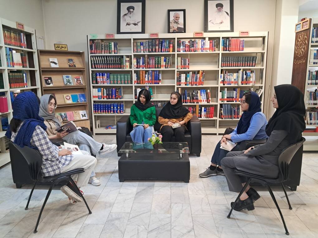 نشستهای کتابمحور با هدف گرامیداشت هفته دفاع مقدس در کتابخانههای استان تهران