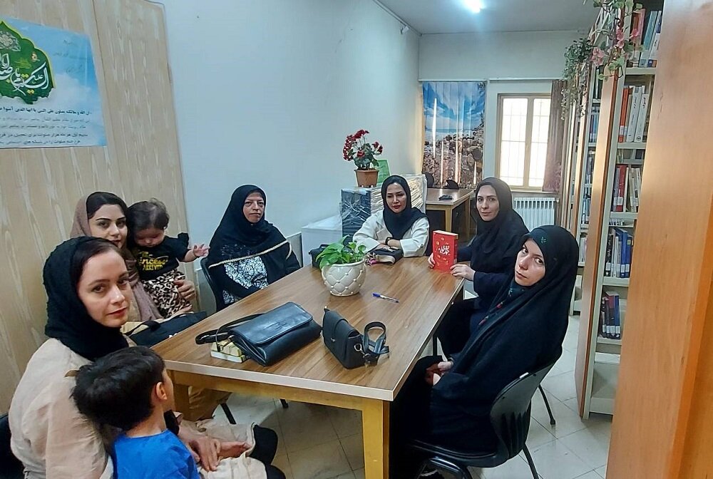 نشستهای کتابمحور با هدف گرامیداشت هفته دفاع مقدس در کتابخانههای استان تهران