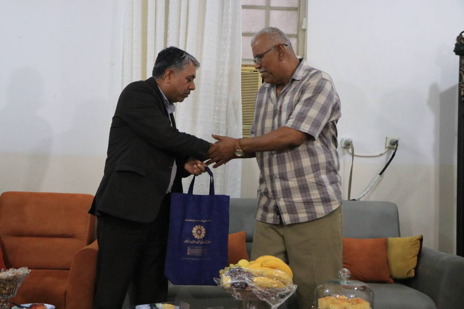 دیدار مدیرکل کتابخانه‌های عمومی هرمزگان با پیشکسوتان عرصه کتاب و کتابخوانی