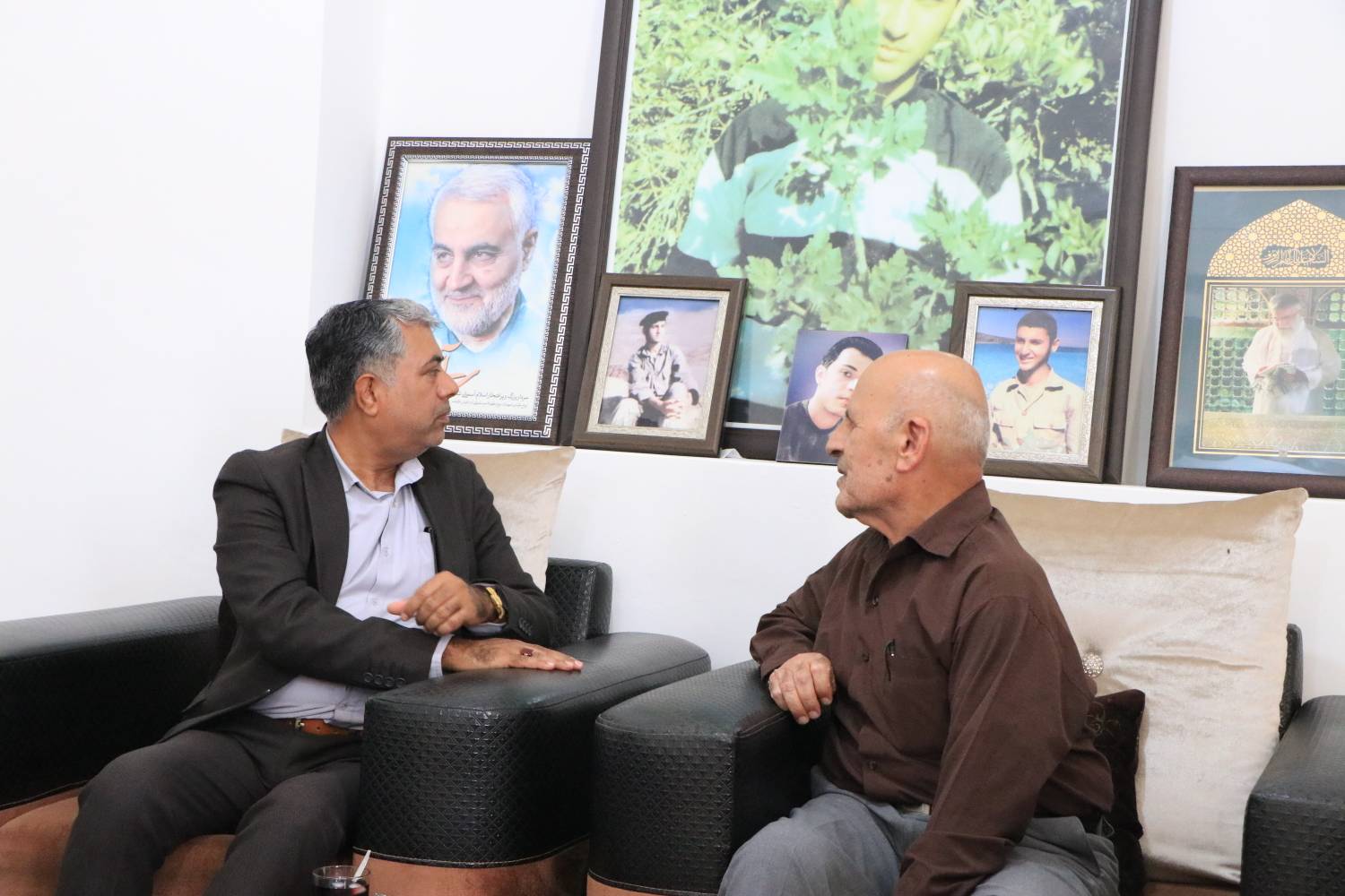 مدیرکل کتابخانه های عمومی هرمزگان با خانواده شهید طیب قاسم‌پور دیدار کرد