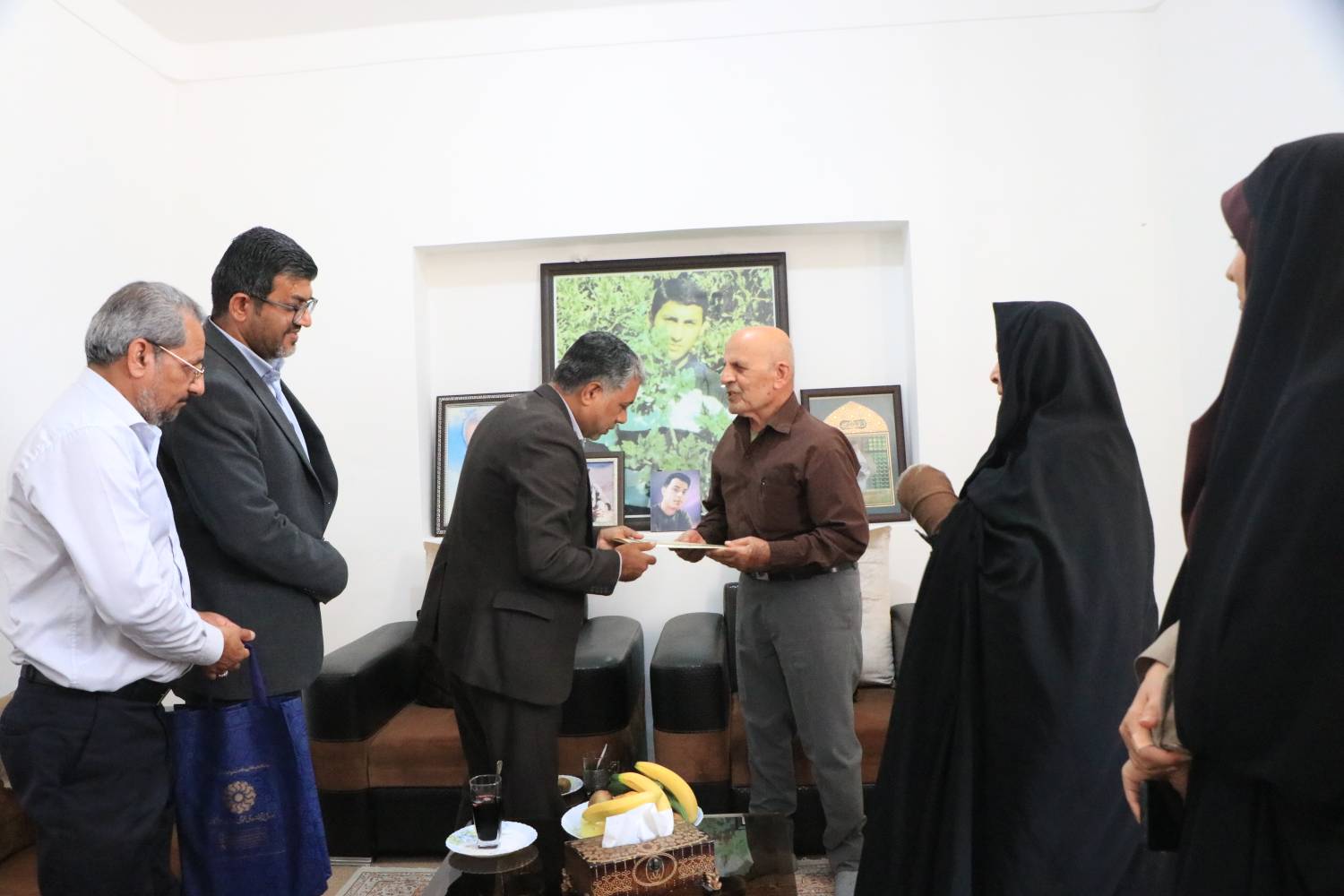مدیرکل کتابخانه های عمومی هرمزگان با خانواده شهید طیب قاسمپور دیدار کرد