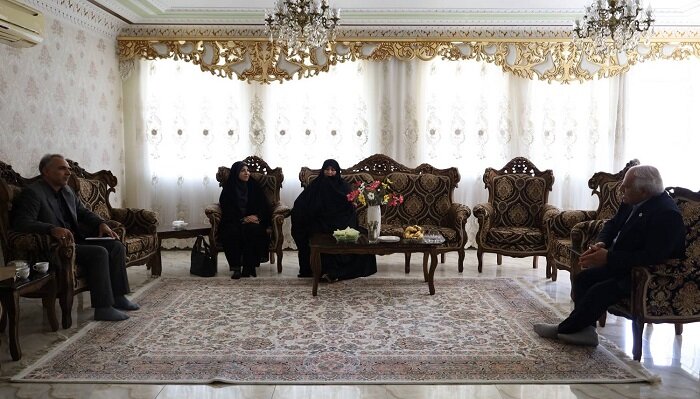 دیدار مدیرکل کتابخانه‌های عمومی آذربایجان‌غربی با خانواده‌های جانبازان دفاع مقدس