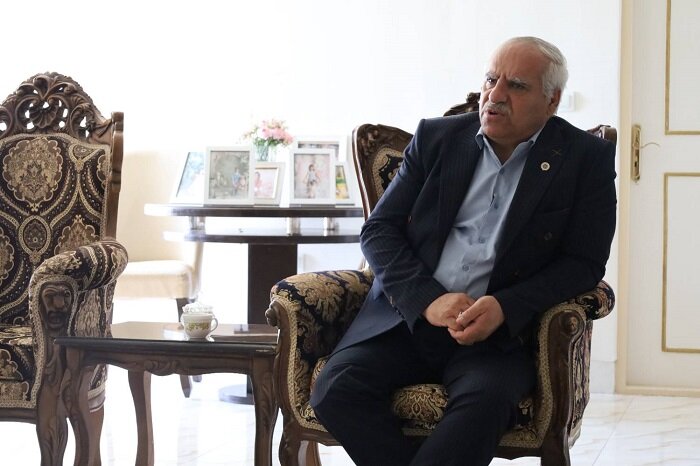 دیدار مدیرکل کتابخانههای عمومی آذربایجانغربی با خانوادههای جانبازان دفاع مقدس