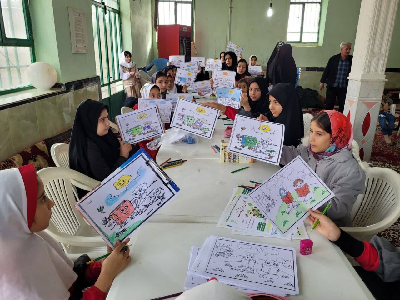 کتابخانههای سیار؛ ابزاری برای تحقق عدالت فرهنگی / گزارشی از خدمترسانی شصتودومین کتابخانه سیار کشور در اسدآباد