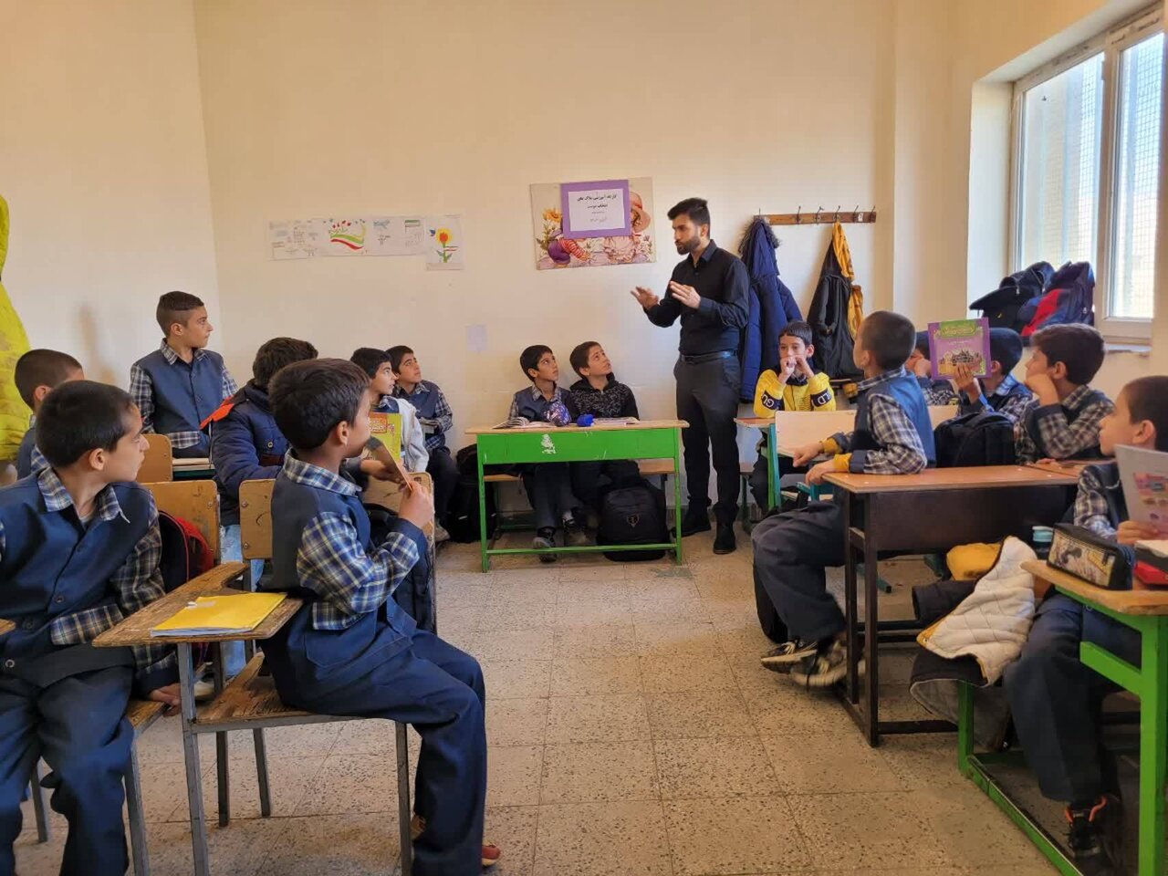 کتابخانههای سیار؛ ابزاری برای تحقق عدالت فرهنگی / گزارشی از خدمترسانی شصتودومین کتابخانه سیار کشور در اسدآباد