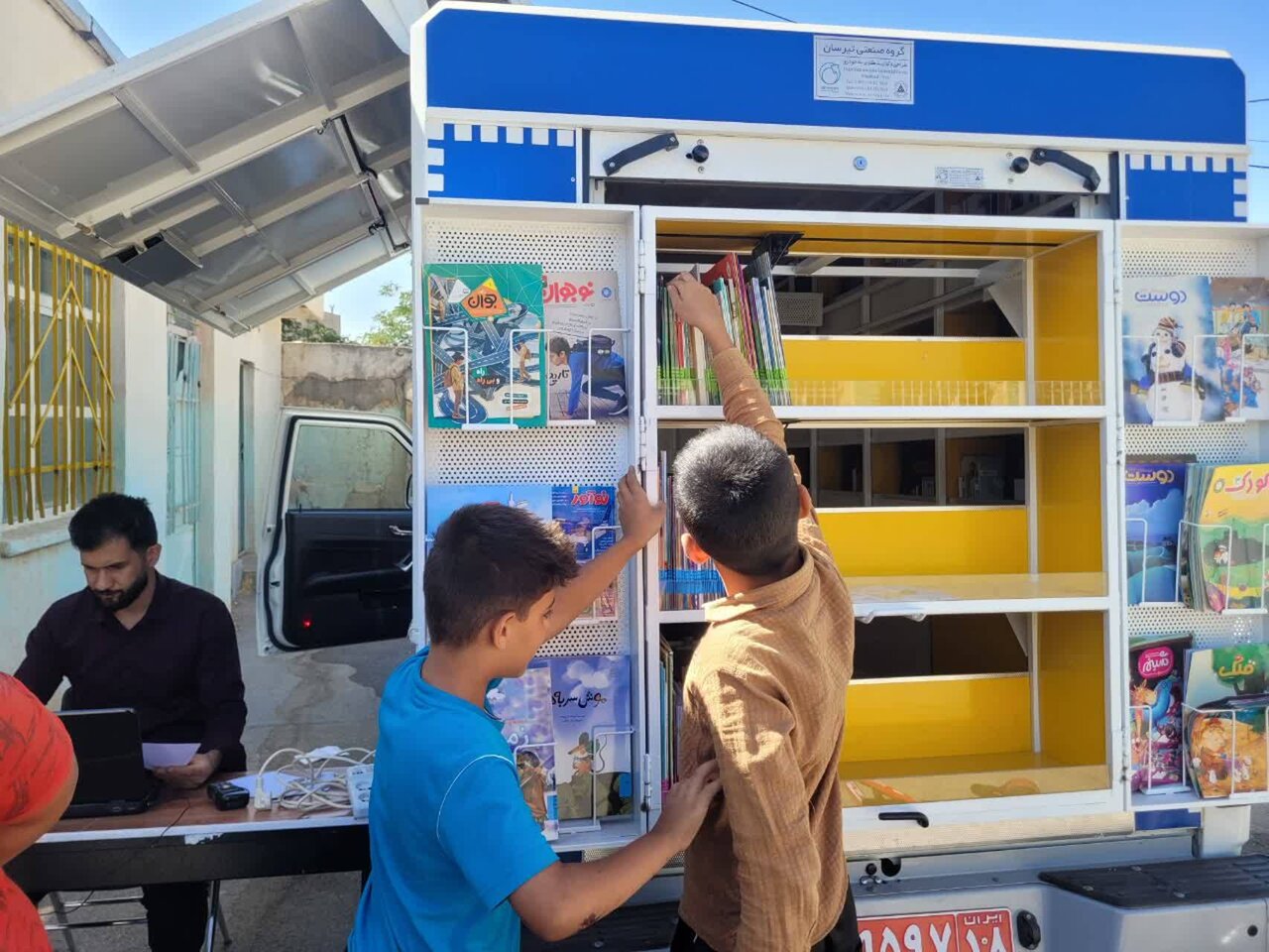 کتابخانههای سیار؛ ابزاری برای تحقق عدالت فرهنگی / گزارشی از خدمترسانی شصتودومین کتابخانه سیار کشور در اسدآباد