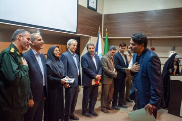 محفل شعر لاله‌های سرخ