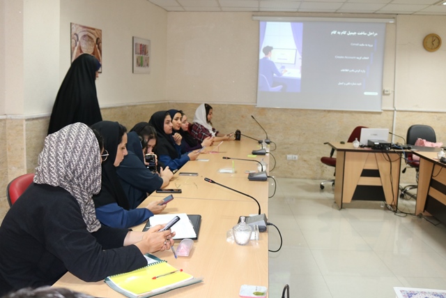 کارگاه آموزشی پوسترسازی و تصویرسازی با هوش مصنوعی، در کتابخانه مرکزی سمنان برگزار شد